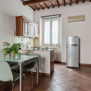 https://lucca-piazza-dellanfiteatro-central-apartment.it-tuscanyhotel.com